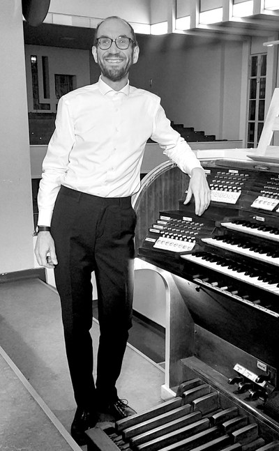 Kantor Christian Otto am Spieltisch der Orgel der Versöhnungskirche