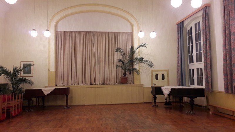 Großer_Saal_Bühne.jpg