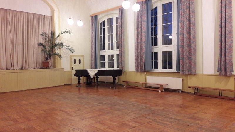 Großer_Saal_Flügel.jpg
