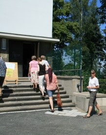 Menschen gehen in die Versöhnungskirche